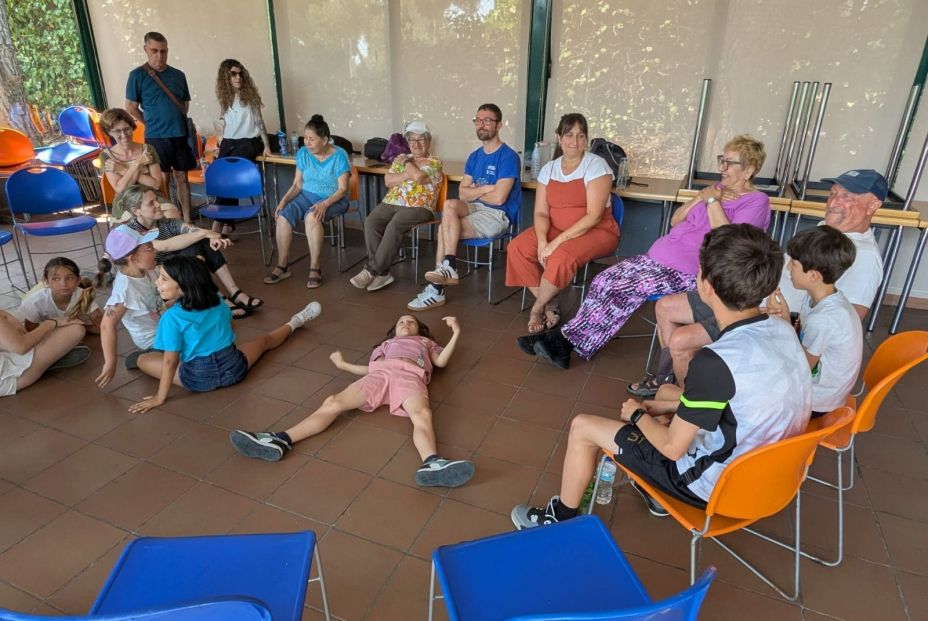 Abuelos y nietos, unidos en un campamento intergeneracional en el barrio madrileño de Hortaleza Abuelos y nietos, unidos en un campamento intergeneracional en el barrio madrileño de Hortaleza