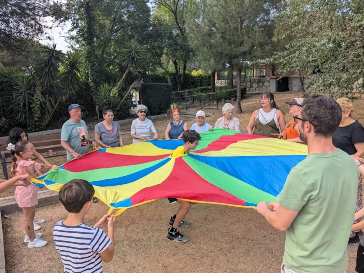 Abuelos y nietos, unidos en un campamento intergeneracional en el barrio madrileño de Hortaleza Abuelos y nietos, unidos en un campamento intergeneracional en el barrio madrileño de Hortaleza