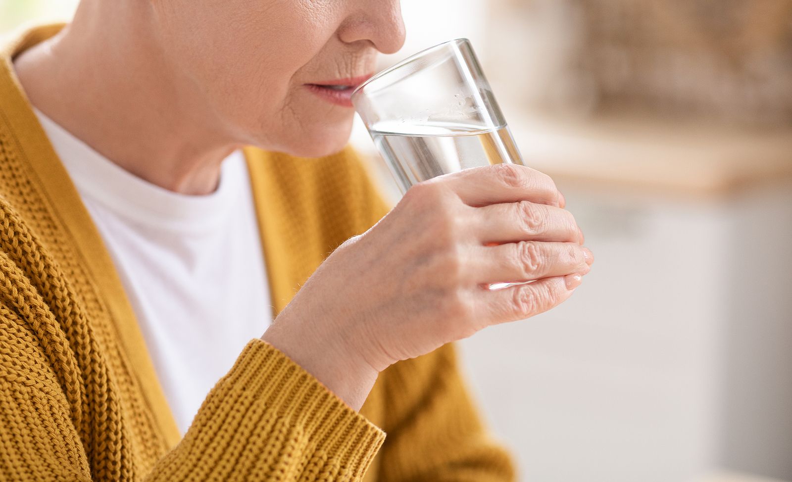 Mujer bebiendo agua (Bigstock) Mujer bebiendo agua (Bigstock)