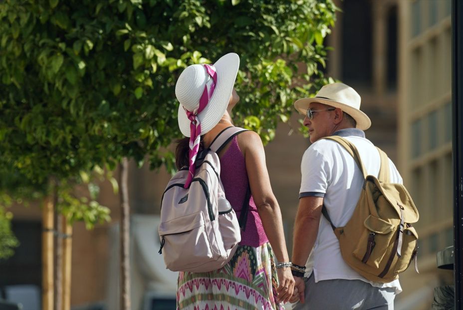 EuropaPress 6863781 dos personas ropa veraniega sombrerosa 18 julio 2025 malaga andalucia