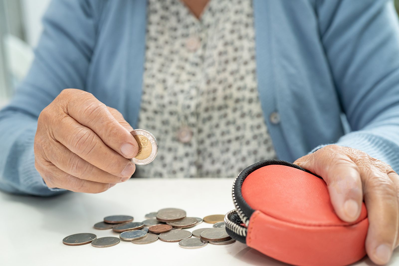 Los abuelos juegan un papel crucial en la economía familiar