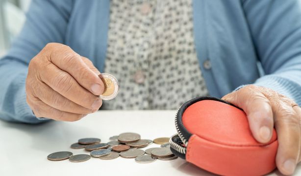 Los abuelos juegan un papel crucial en la economía familiar