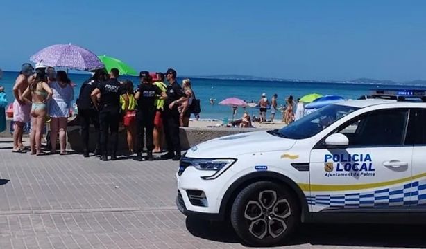 Herida en la pierna una mujer mayor por el mordisco de un animal marino en la Playa de Palma