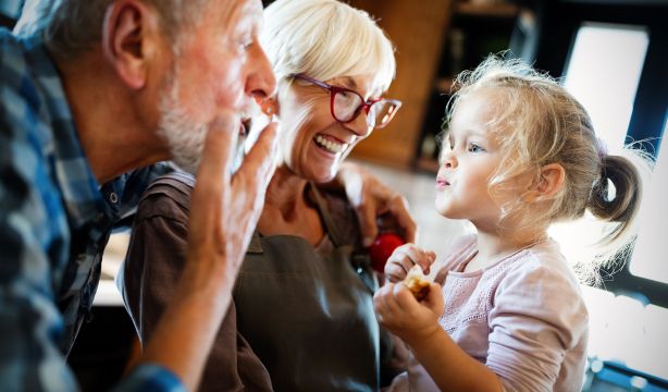 Un estudio relaciona la pubertad temprana en niñas con la vida de sus abuelos