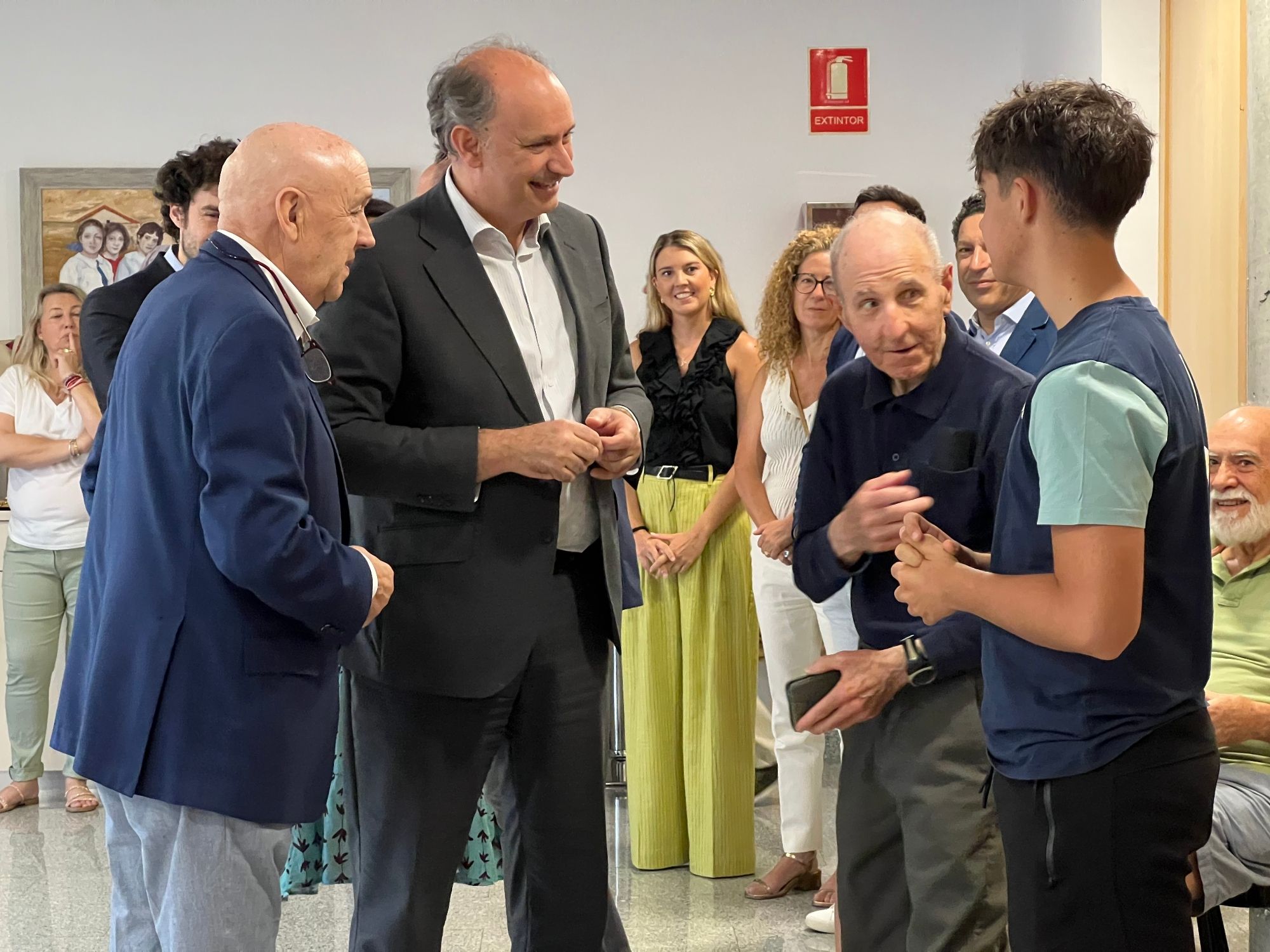 Mayores y jóvenes, unidos contra la brecha digital en unos talleres intergeneracionales (Comunidad de Madrid)