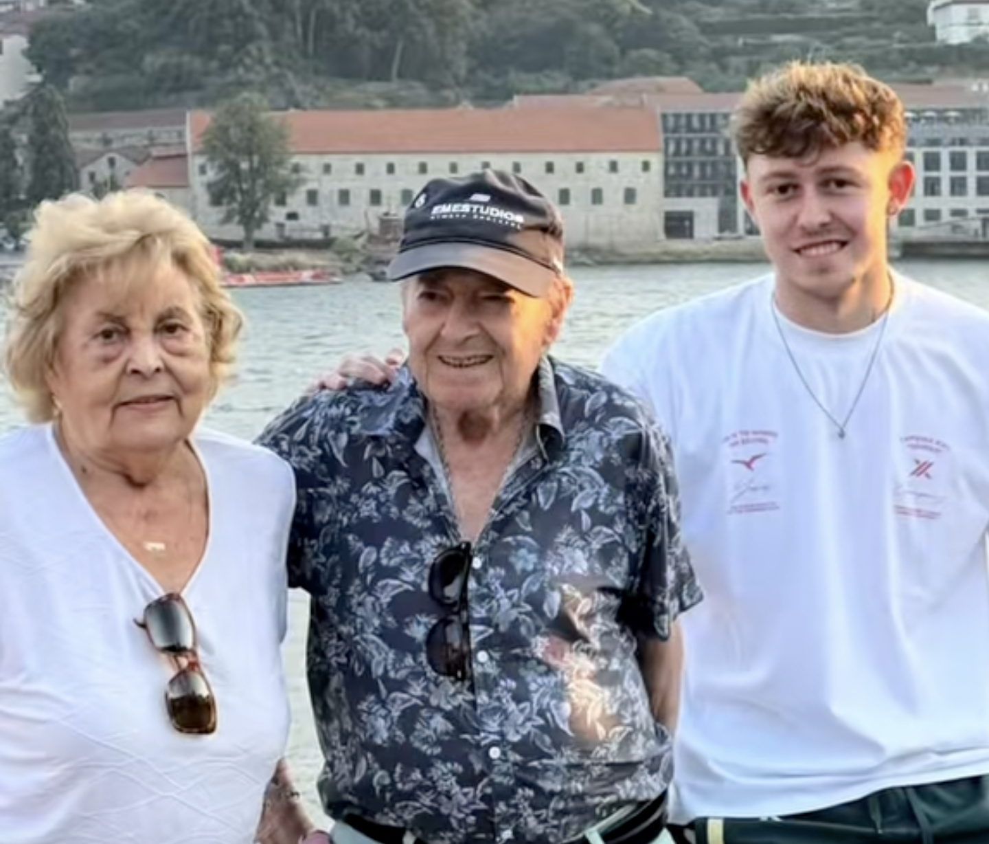 VÍDEO: Cumple el sueño de sus abuelos y les lleva de sorpresa a conocer Oporto