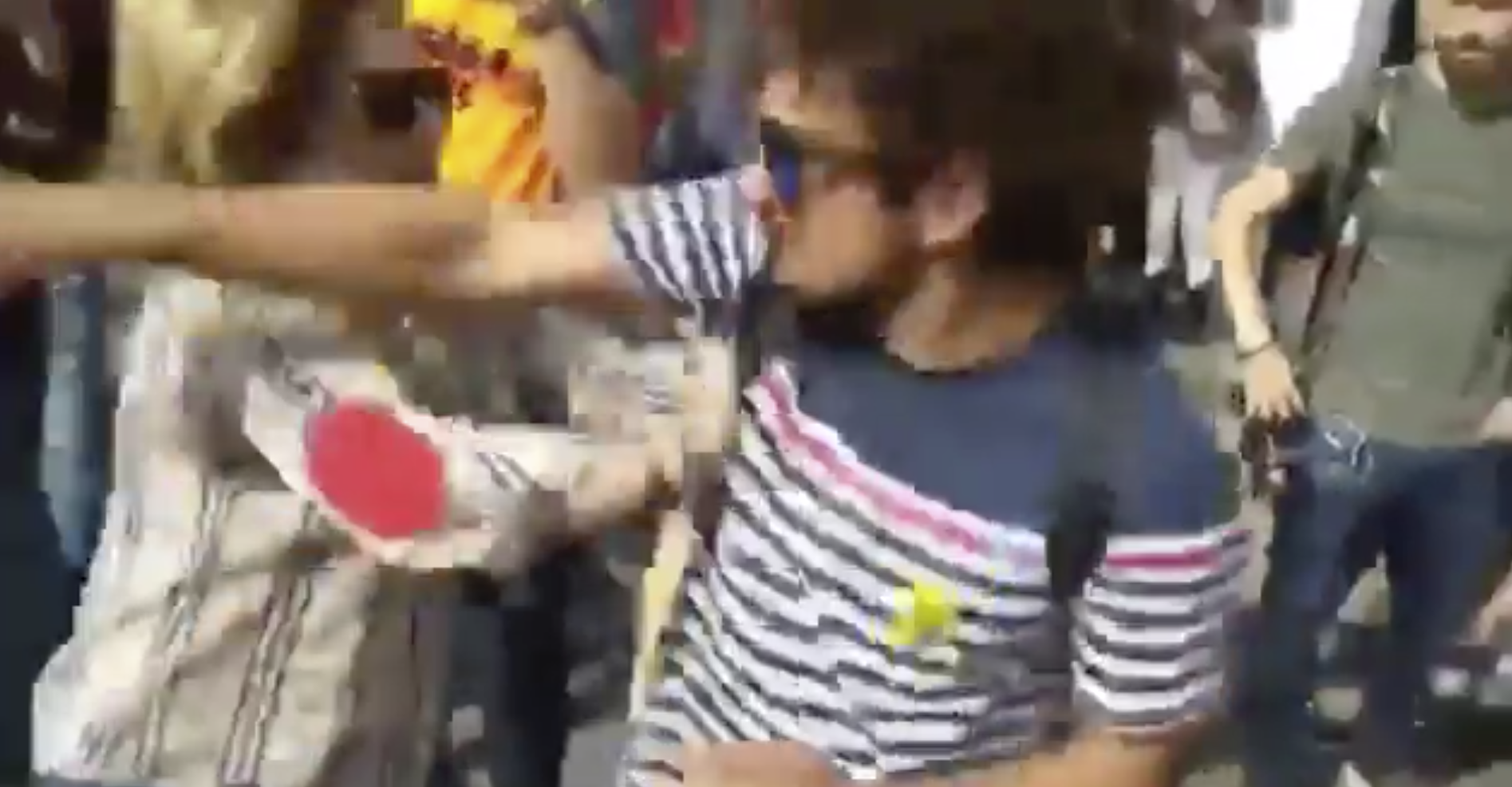 VÍDEO: Brutal agresión a una mujer mayor con la bandera de España