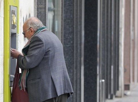 Un hombre saca dinero del cajero. (Europa Press)