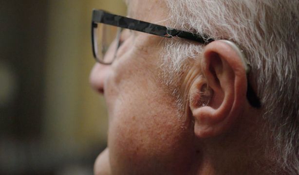 Las barreras invisibles a las que se enfrentan los mayores con pérdida auditiva en verano