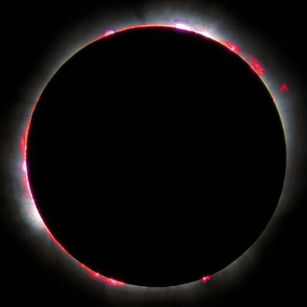 EuropaPress 3575336 cromosfera fotografiada eclipse solar total 1999 tonos rojos rosados luz
