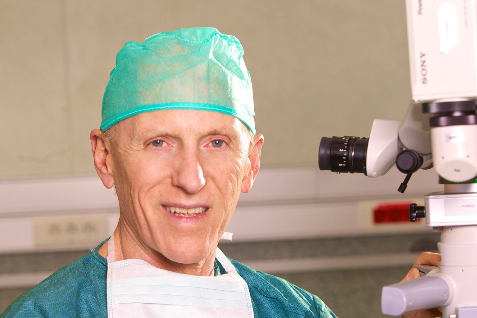 Doctor Jorge Alió : 'Uno de los avances en que somos pioneros es la cirugía regenerativa de la córnea'