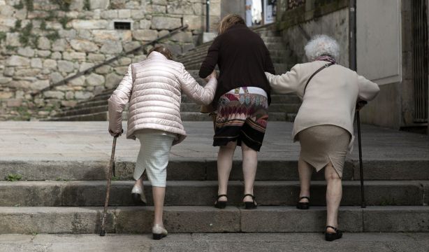 Denuncian que los cuidadores de mayores están en riesgo de sobrecarga este verano