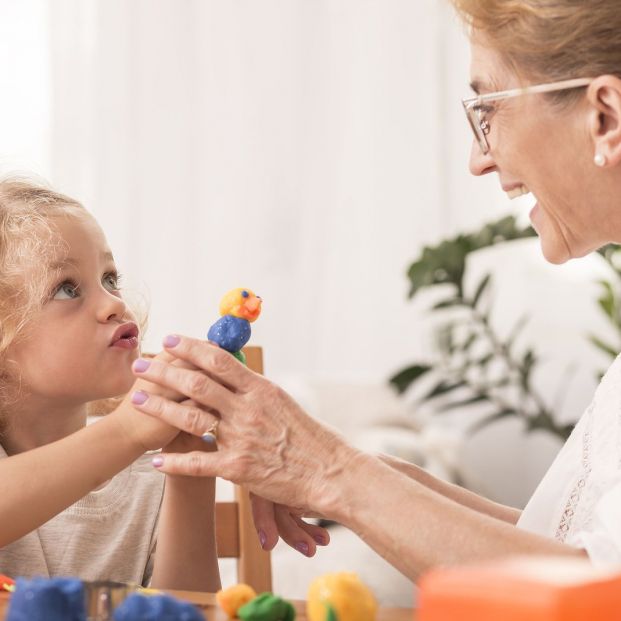 Cómo hacer plastilina casera para jugar con tus nietos