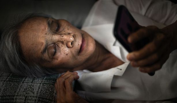 ¿No puedes dejar de mirar el móvil? Tienes estos rasgos psicológicos