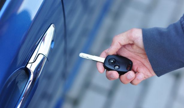 Un mecánico explica qué hacer si la llave del coche se queda sin batería