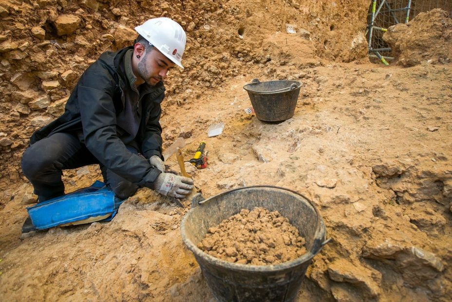 EuropaPress 6071365 arqueologo trabajan yacimiento gran dolina sierra atapuerca julio 2024