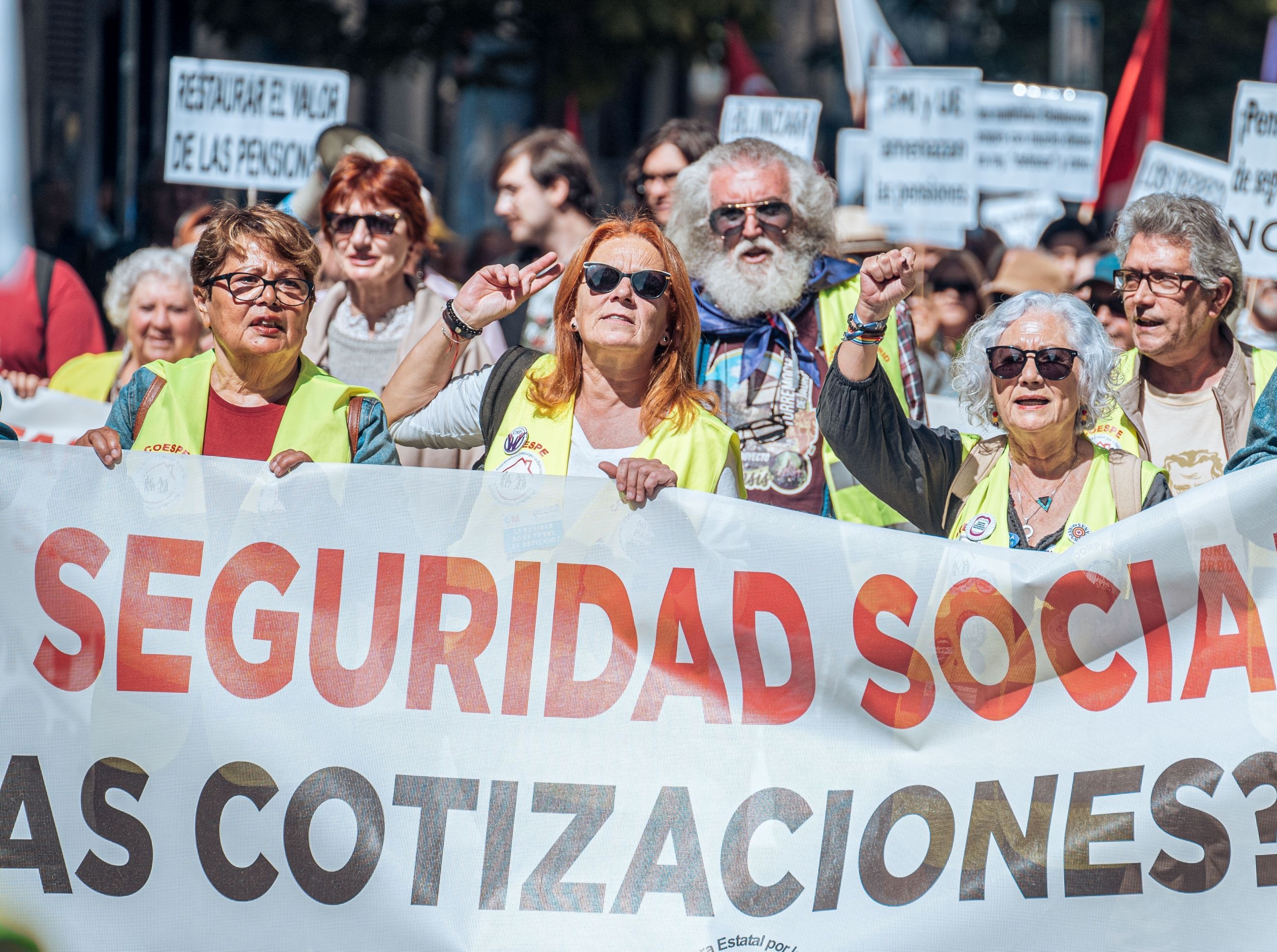 La mujer cobra 500 € menos de pensión media, mientras la reforma del plus de brecha sigue estancada