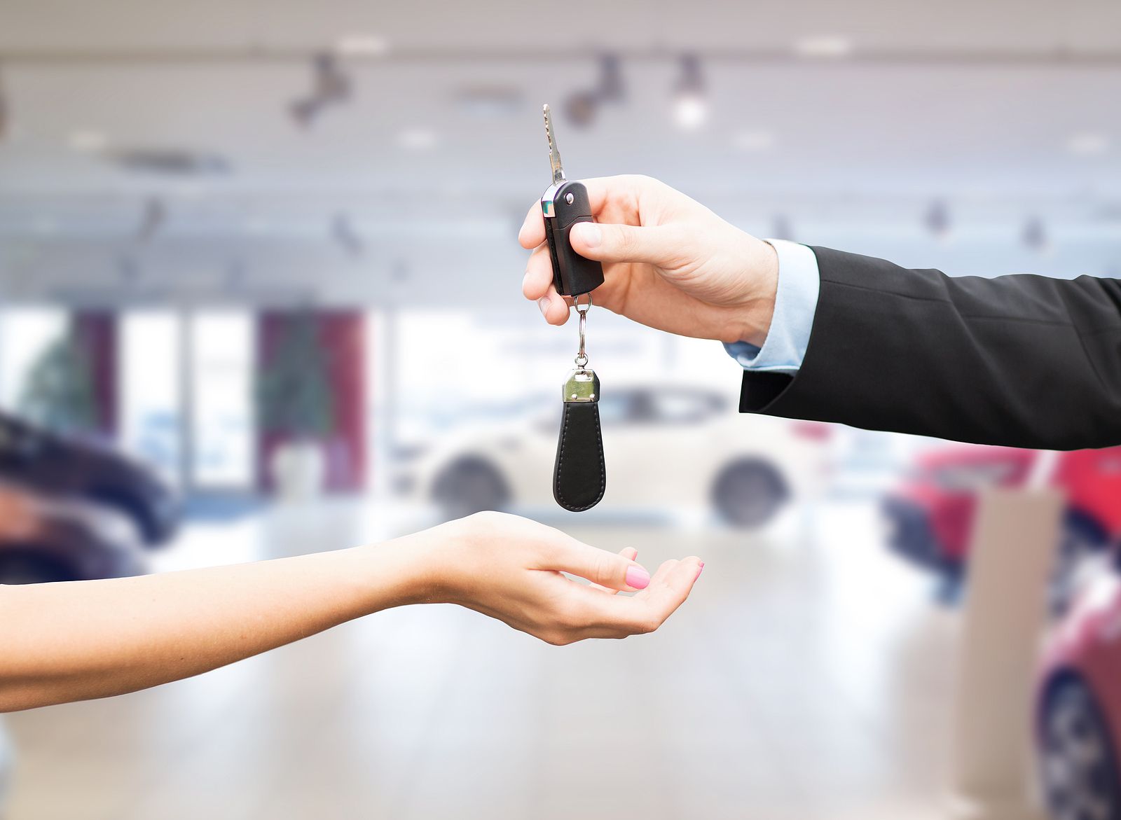 ¿Cuánto cuesta alquilar un coche en verano? El precio llega a duplicarse en algunas ciudades
