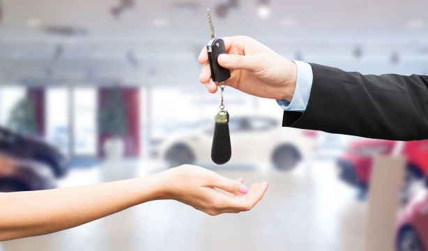 ¿Cuánto cuesta alquilar un coche en verano? El precio llega a duplicarse en algunas ciudades