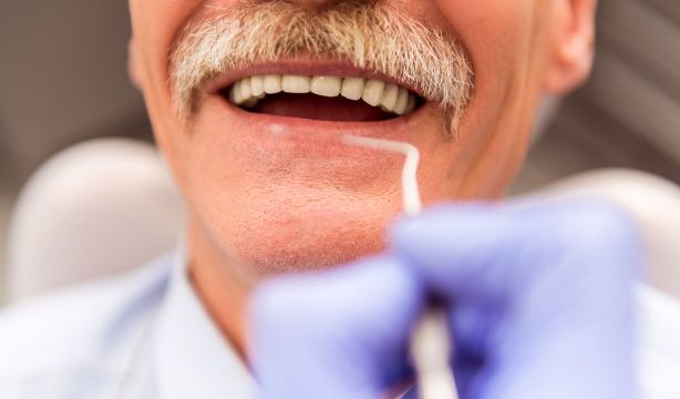 Dentista gratis para mayores de 65 años: el Gobierno les incorpora en la cartera de servicios