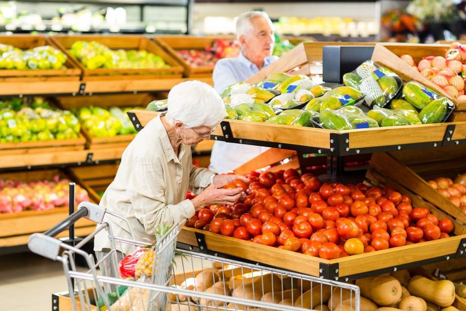 pareja mayor compra alimentos pareja mayor compra alimentos