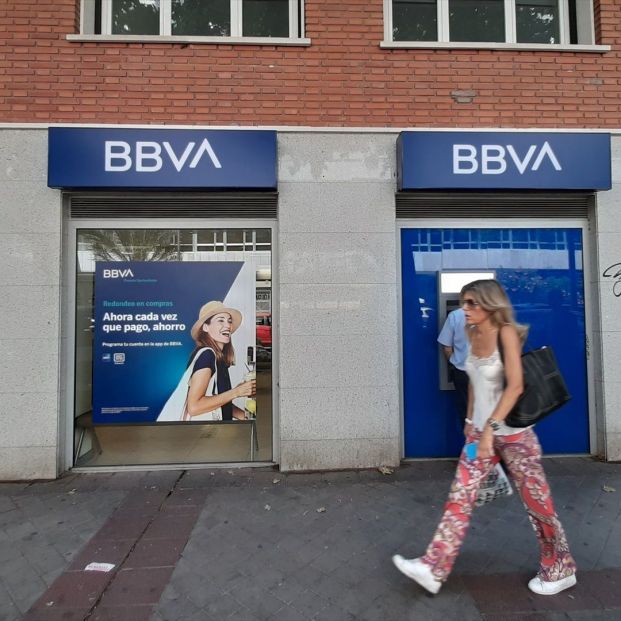 EuropaPress 2280128 mujer pasa oficina bancaria nuevo logo bbva madrid EuropaPress 2280128 mujer pasa oficina bancaria nuevo logo bbva madrid