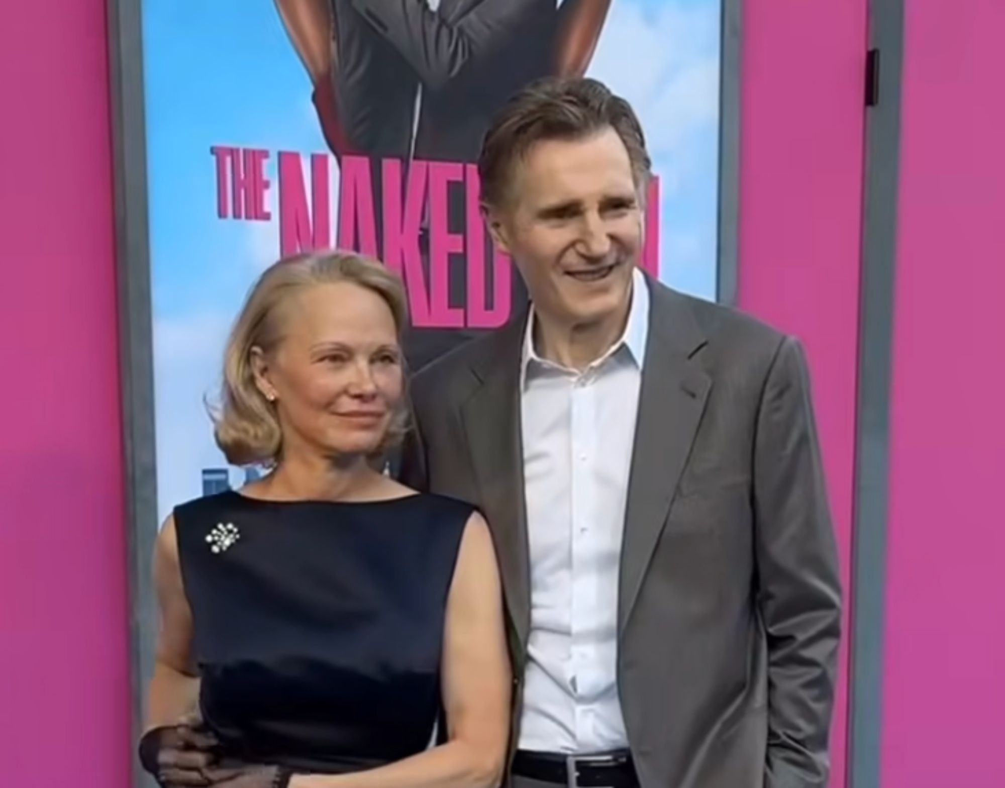 Pamela Anderson y Liam Neeson son la pareja del verano: "Están enamorados el uno del otro" (Instagram: The Naked Gun) Pamela Anderson y Liam Neeson son la pareja del verano: "Están enamorados el uno del otro" (Instagram: The Naked Gun)