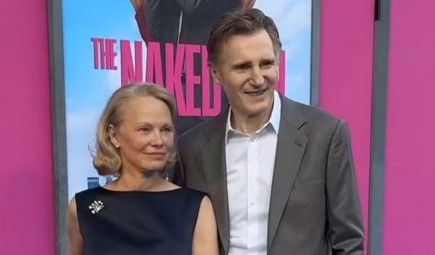 Pamela Anderson y Liam Neeson son la pareja del verano: "Están enamorados el uno del otro" (Instagram: The Naked Gun)