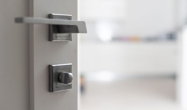 Consejos de seguridad para que no te roben en casa este verano