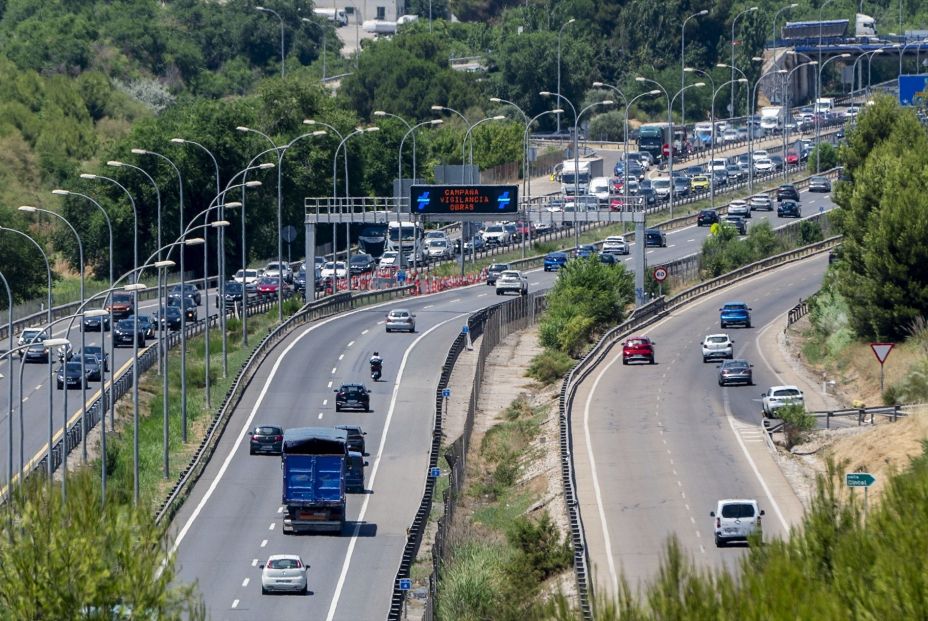 EuropaPress 6825766 varios vehiculos circulan primera operacion salida verano 2025 autovia a3