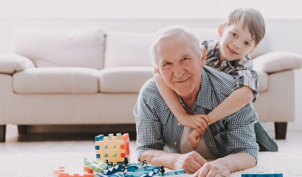El papel de los abuelos en la conciliación veraniega: cómo fortalecer vínculos sin sobrecargarles