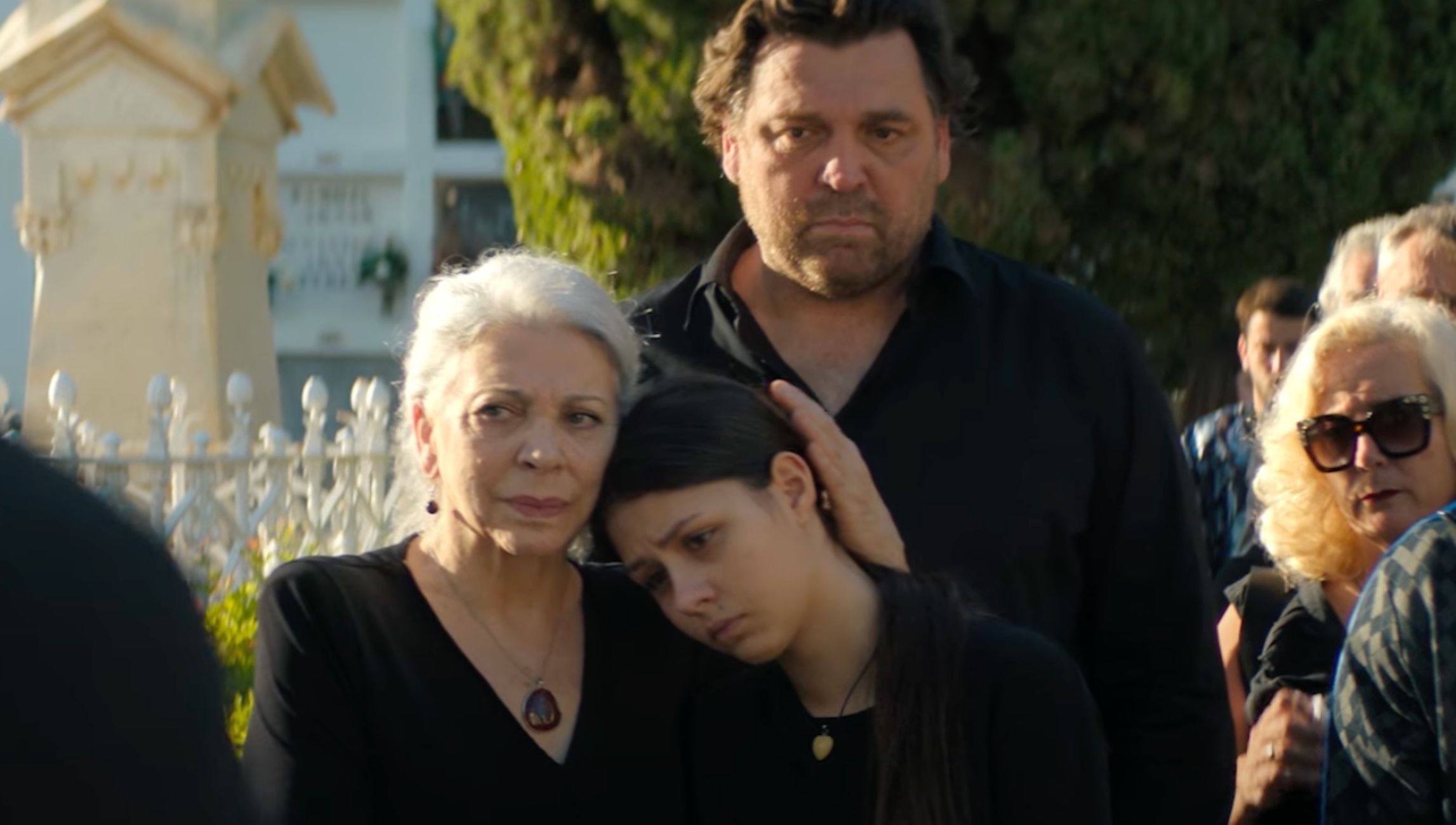Una abuela protagoniza 'Dos tumbas', la nueva miniserie de Netflix (Trailer 'Dos tumbas')