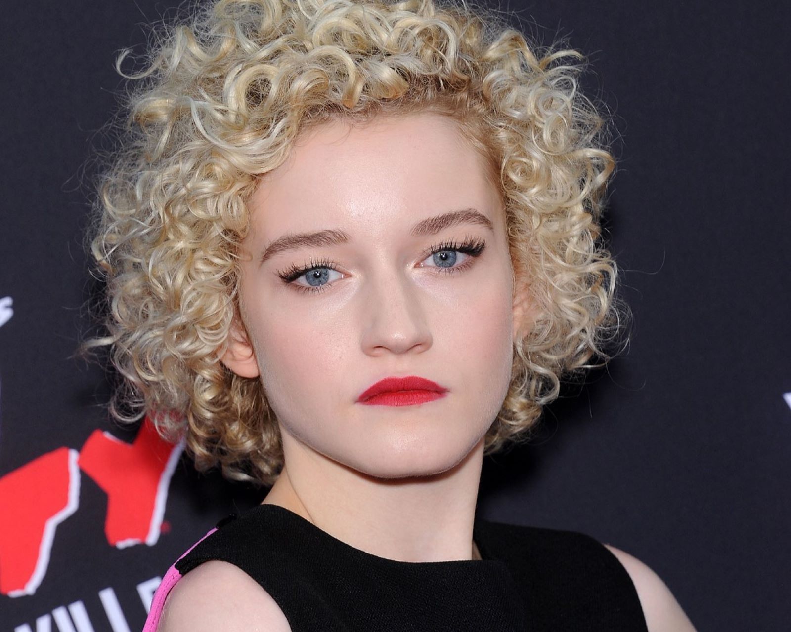 Julia Garner y su casting para el biopic de Madonna: "Tuve que convencerla de que podía bailar"