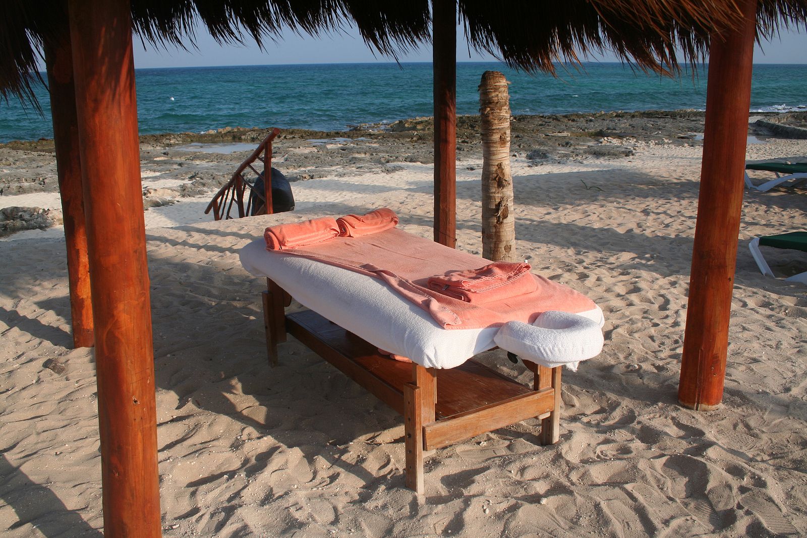No aceptes servicios de masajistas no profesionales en la playa este verano: la razón
