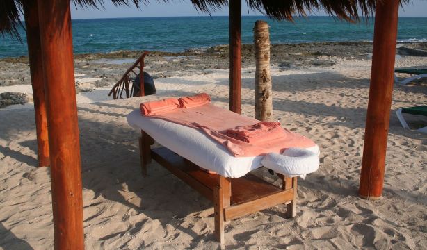 No aceptes servicios de masajistas no profesionales en la playa este verano: la razón
