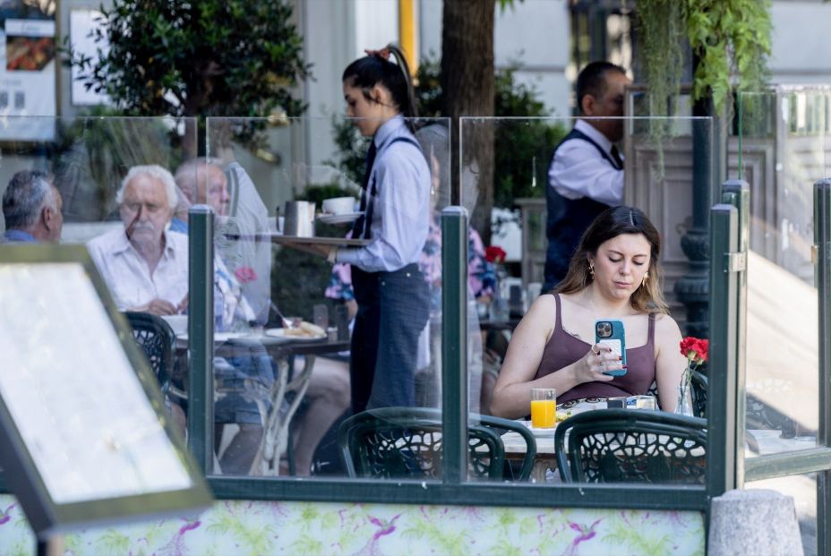 EuropaPress 6858636 clientes bar refrescan terraza 15 julio 2025 madrid espana EuropaPress 6858636 clientes bar refrescan terraza 15 julio 2025 madrid espana