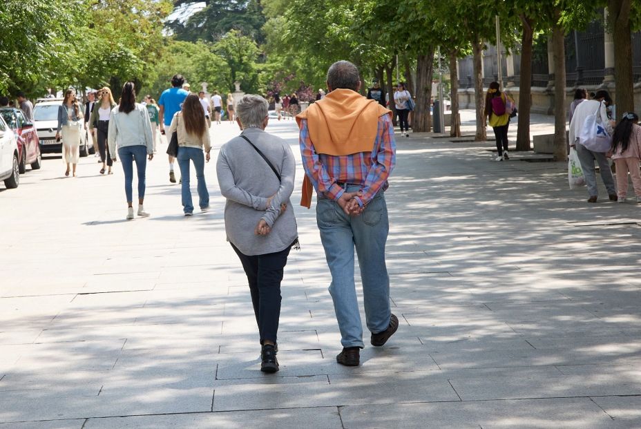EuropaPress 5245020 pareja camina paseo prado junio 2023 madrid espana poblacion mayor 64 anos EuropaPress 5245020 pareja camina paseo prado junio 2023 madrid espana poblacion mayor 64 anos
