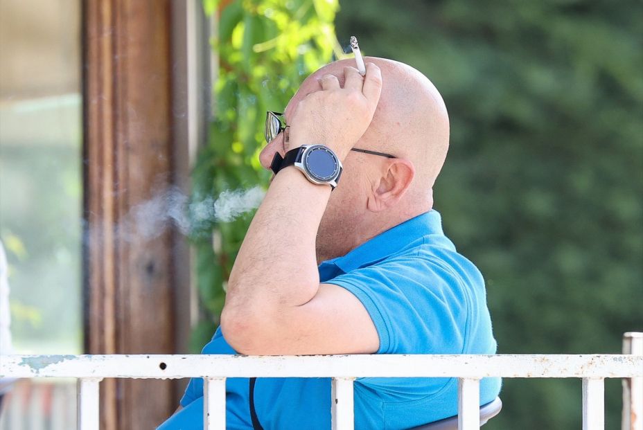 EuropaPress 6761006 hombre fumando 30 mayo 2025 madrid espana ministerio sanidad trabaja