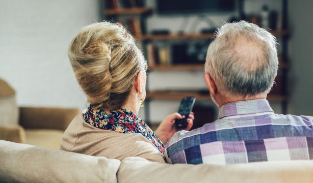Dos personas ven la televisión. (Bigstock)