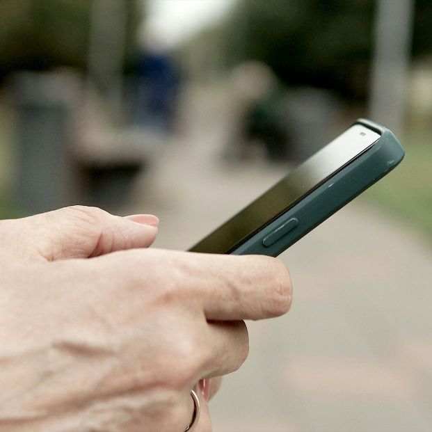 Persona usando teléfono móvil. (Europa Press)