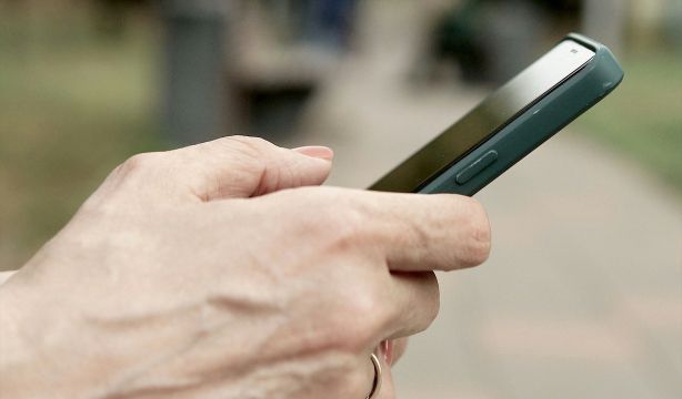 Persona usando teléfono móvil. (Europa Press)