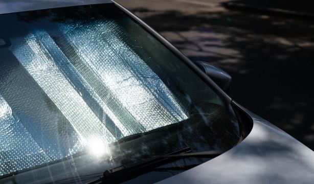 El truco que fija el parasol del coche y te ahorra molestias