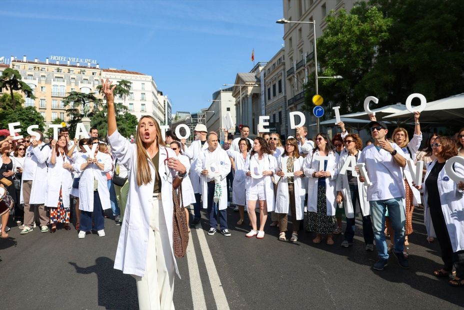 EuropaPress 6795916 grupo medicos batas blancas manifiestan huelga general convocada EuropaPress 6795916 grupo medicos batas blancas manifiestan huelga general convocada