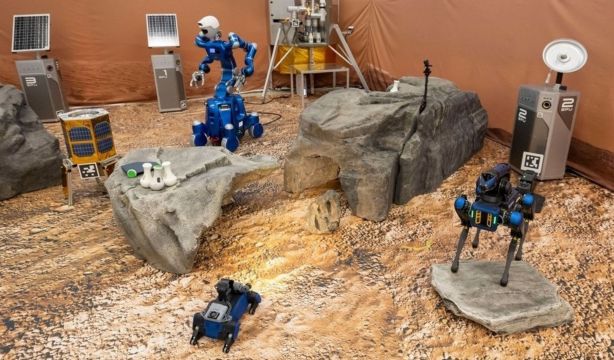 Un astronauta recoge muestras en un Marte simulado a través de un robot avatar