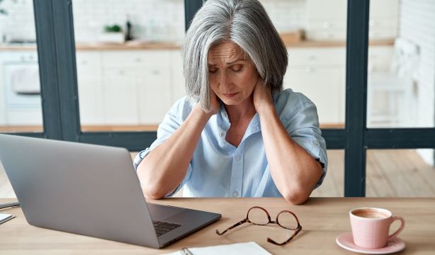 Trabajar por turnos acelera el desgaste físico y mental, alertan expertos en sueño. Foto: Bigstock.