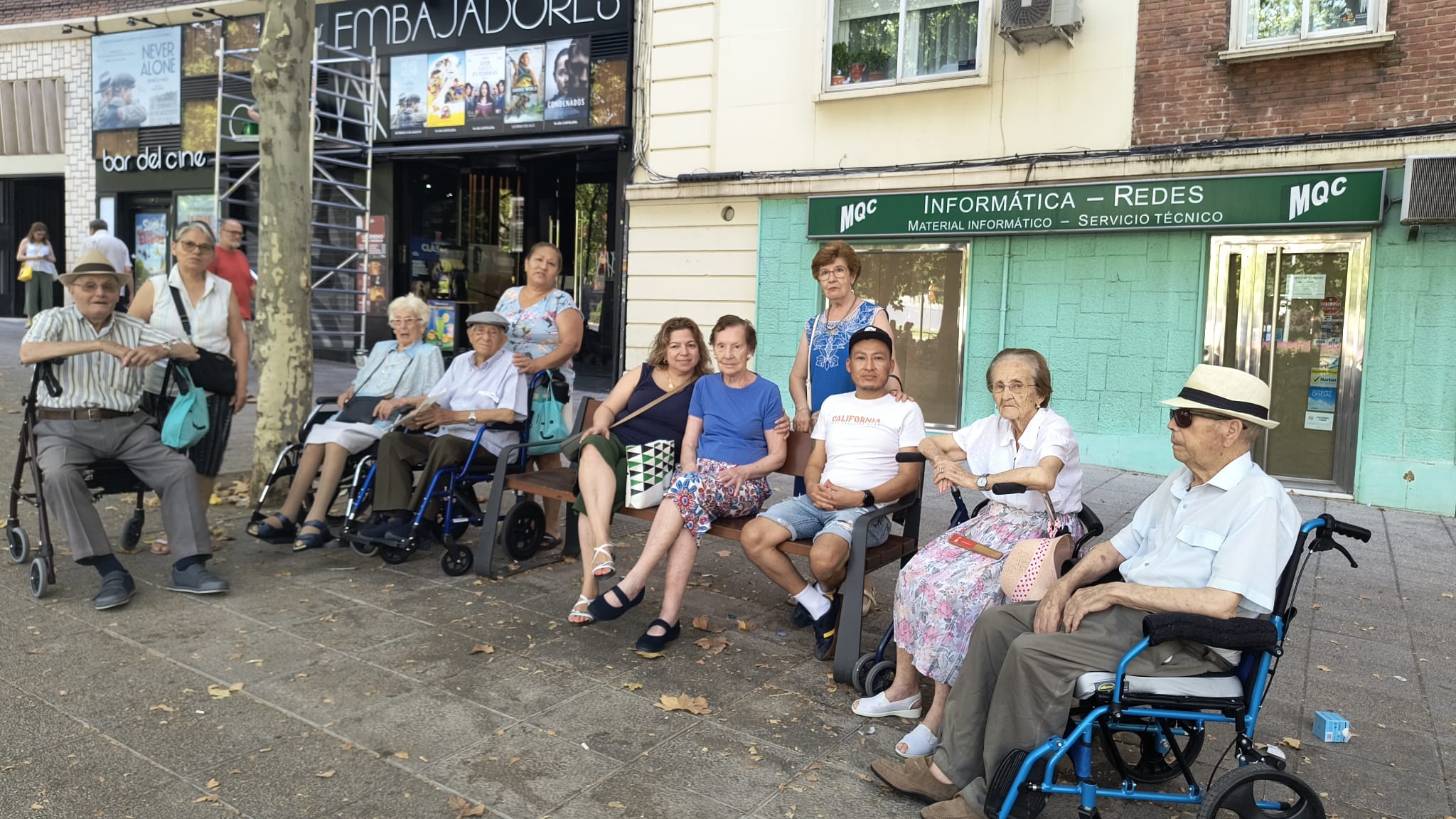 La pasión de Antonio (99 años) por la música, un antídoto contra la soledad de los mayores en Madrid