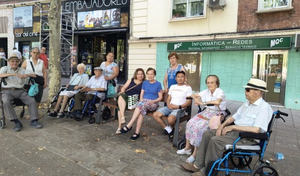 La pasión de Antonio (99 años) por la música, un antídoto contra la soledad de los mayores en Madrid