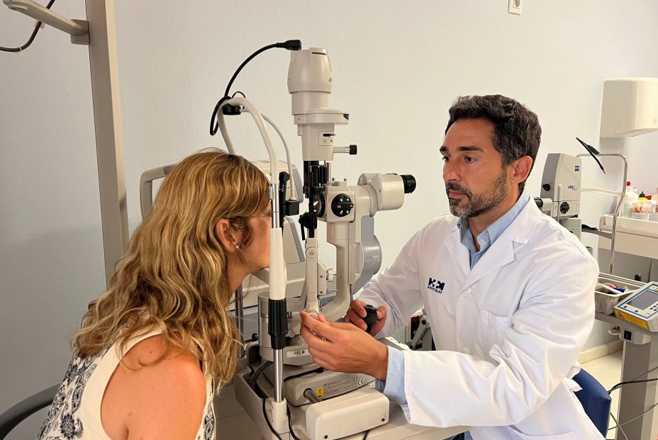 Dr. Salvador Molina, HM Málaga, durante una revisión ocular