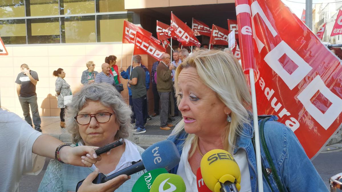 Pensionistas de CCOO Extremadura se encierran en la Tesorería General para exigir #PensionesDignas. María José Gallego y Encarna Chacón