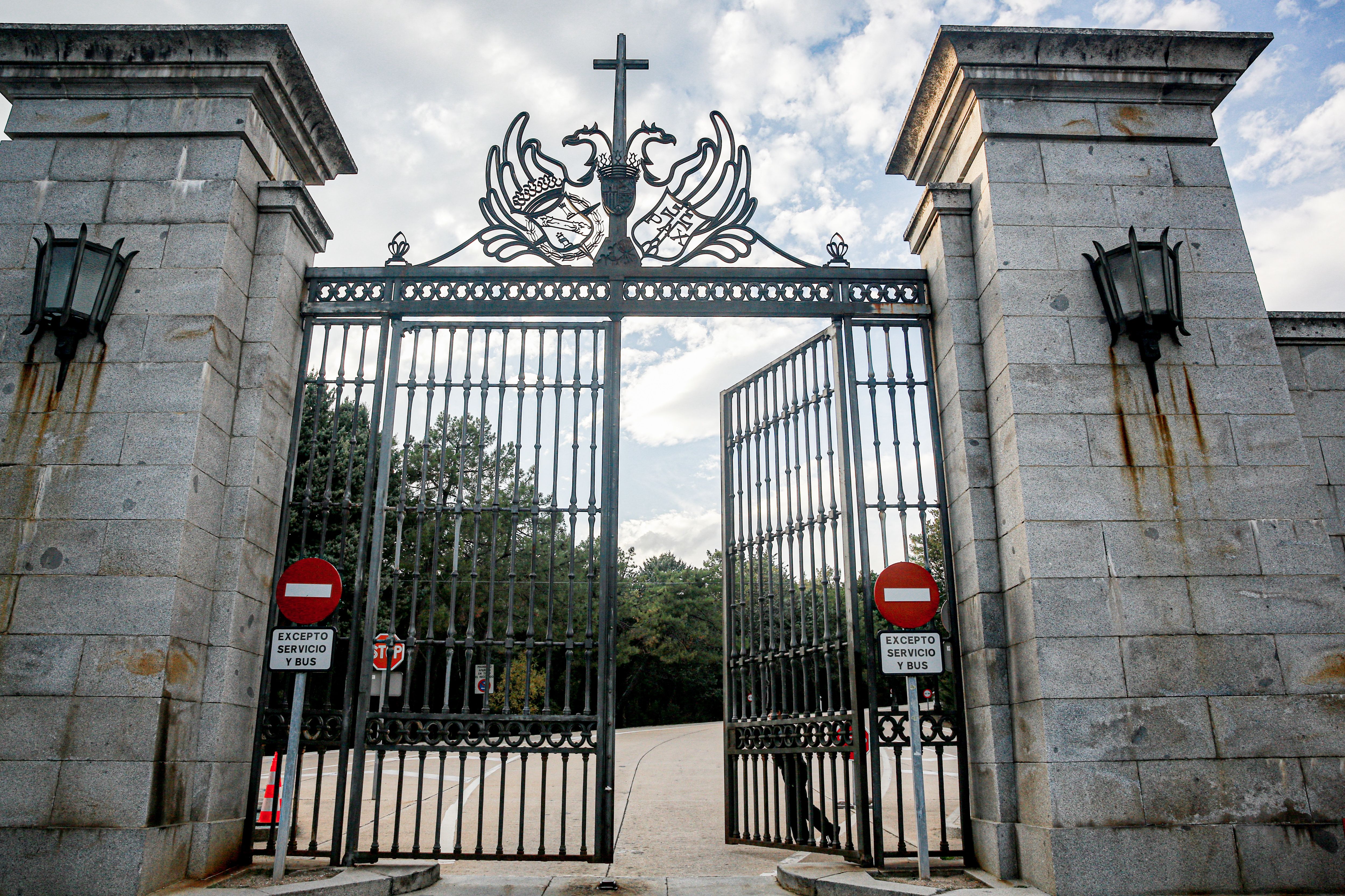 Una agente de la Guardia Civil cierra la puerta de entrada al Valle de los Caídos 